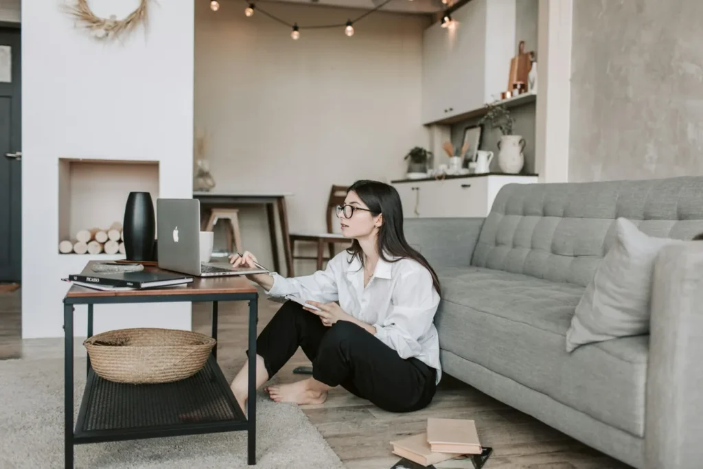 Young US adult completing Progresso Research surveys from home on laptop