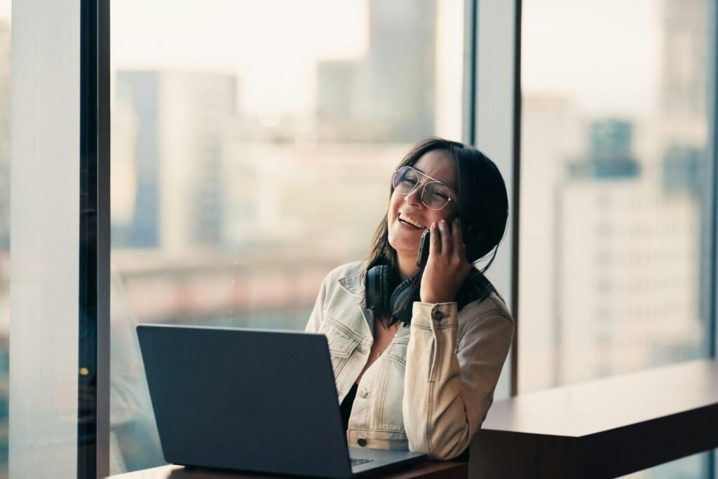 Person completing an online survey with Surveoo USA to earn cash rewards